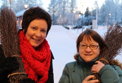 Leena Koskela ja Aino Logren-Isotalo pistvt kylluudat kierrokselle Ojakylll. Joka kylll on omat luutalhetit, jotka panevat luudat ja kylliset liikenteeseen.
