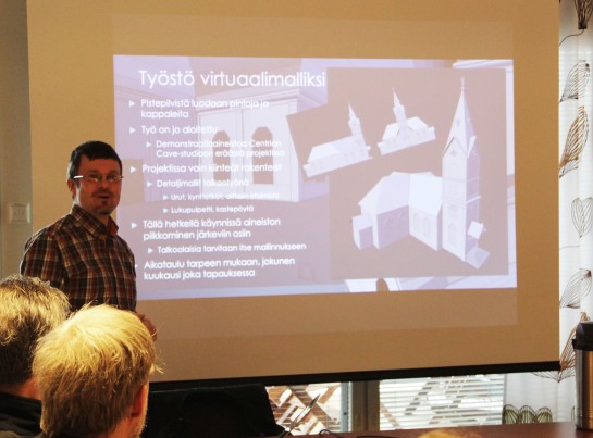 Projektipllikk Mikko Himanka Centria tutkimus ja kehityksest esittelemss Ylivieskan kirkon 3D-mallinnosta. Kuva: Jussi Leppl