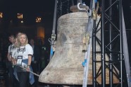 Ylivieskan palaneen kirkon isomman kellon soitto avasi Slush-tapahtuman 1.12.2016 Helsingin Messukeskuksessa (Kuva: @NasdaqHelsinki)..